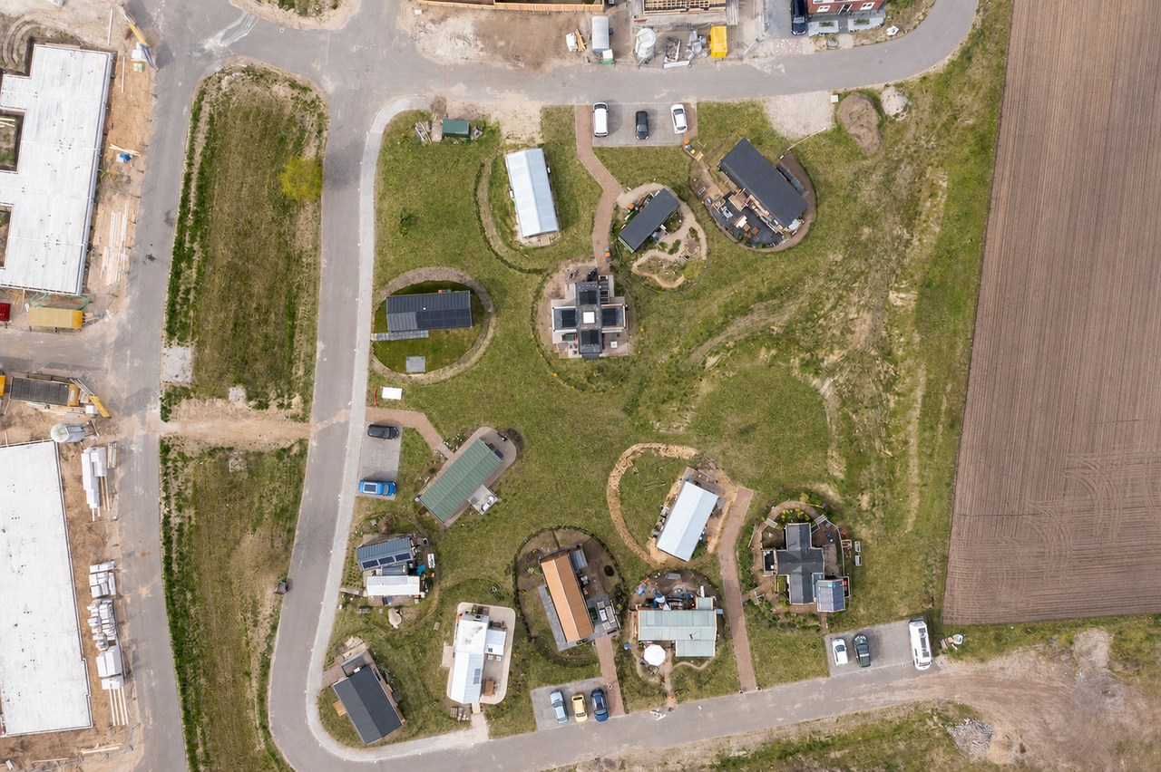 Dronefoto van het groene erf met tiny houses in Dinkelland